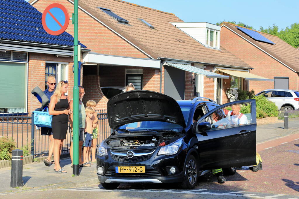 Brand in auto geblust door voorbijganger