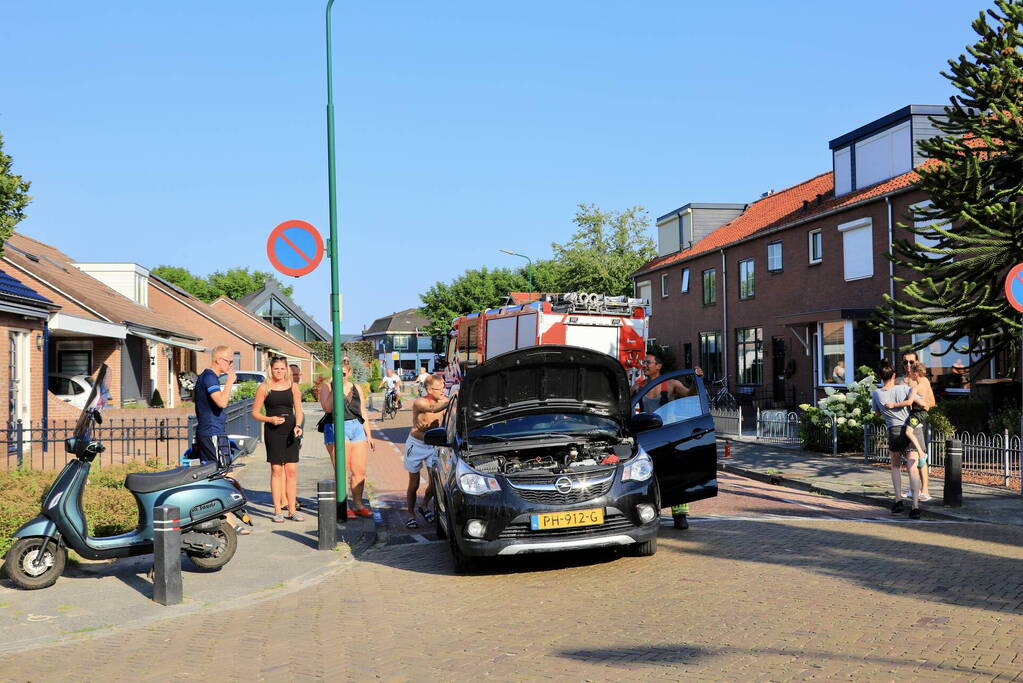 Brand in auto geblust door voorbijganger
