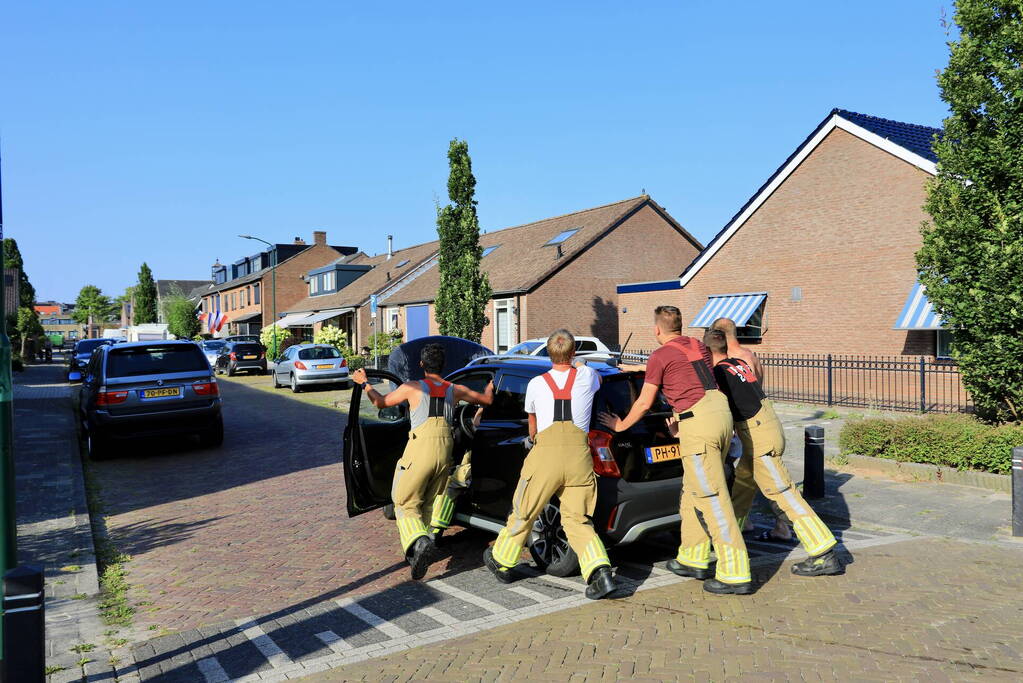 Brand in auto geblust door voorbijganger