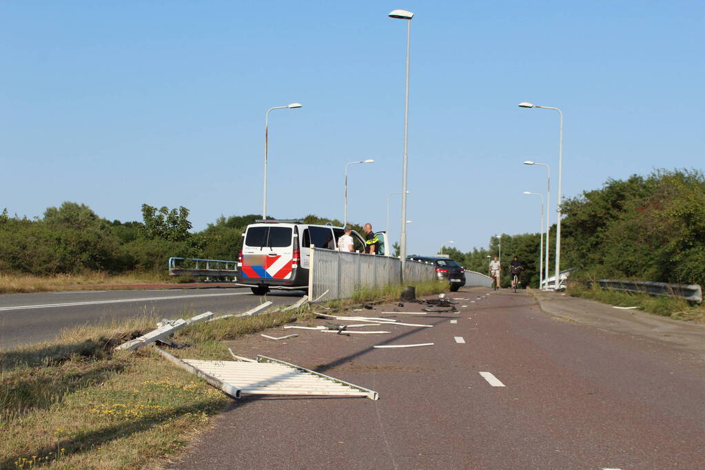 Ravage nadat auto door hekwerk heen boort