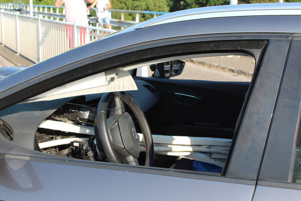 Ravage nadat auto door hekwerk heen boort