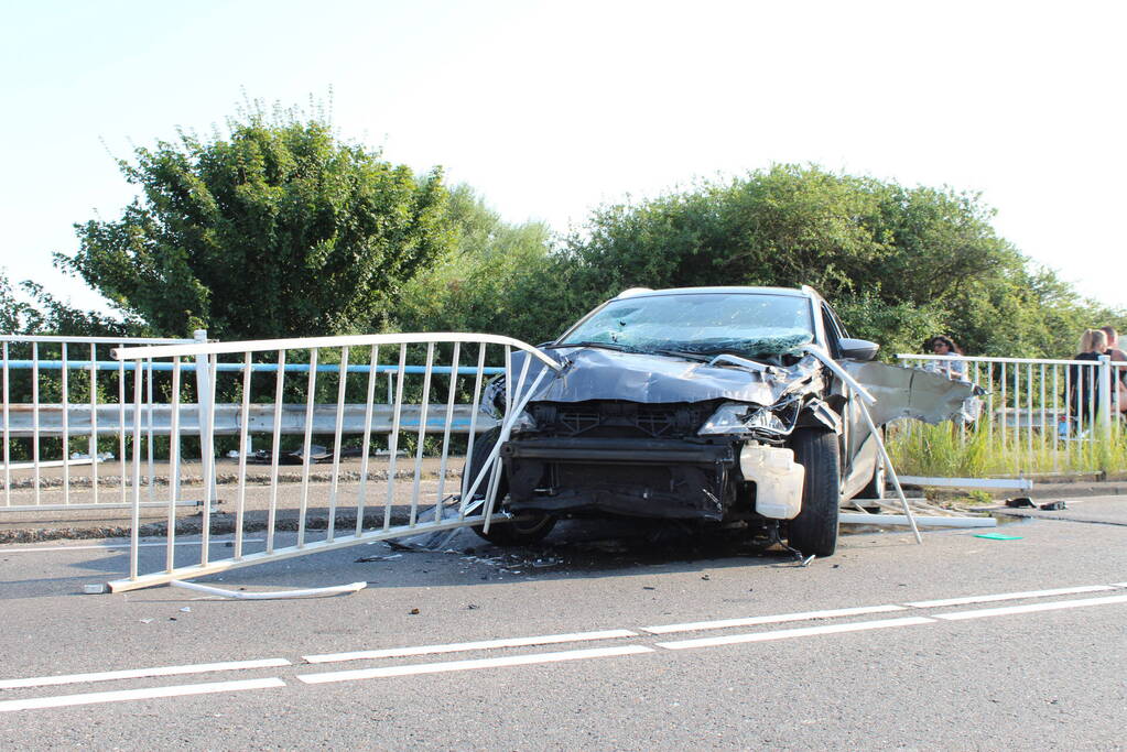 Ravage nadat auto door hekwerk heen boort