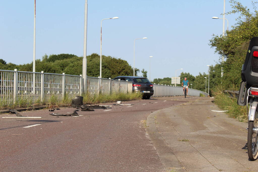 Ravage nadat auto door hekwerk heen boort