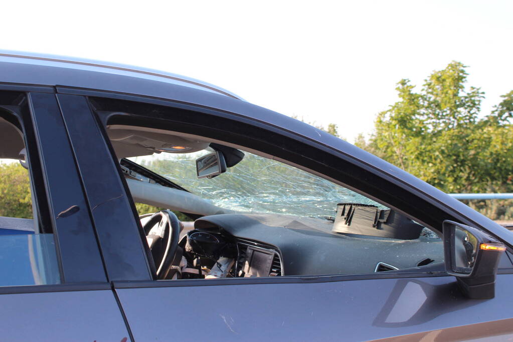 Ravage nadat auto door hekwerk heen boort