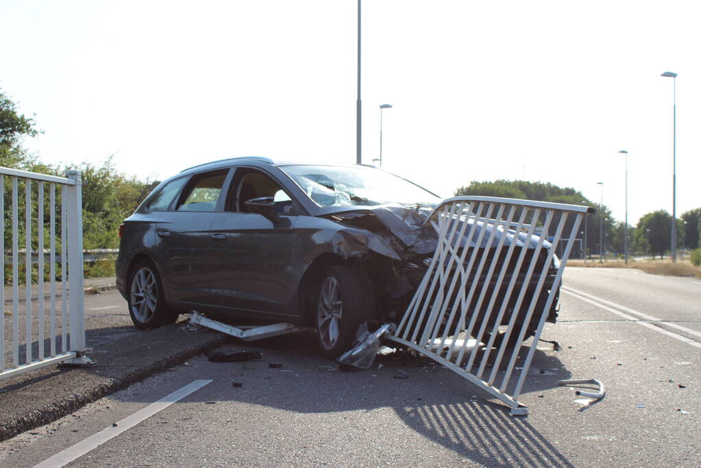 Ravage nadat auto door hekwerk heen boort