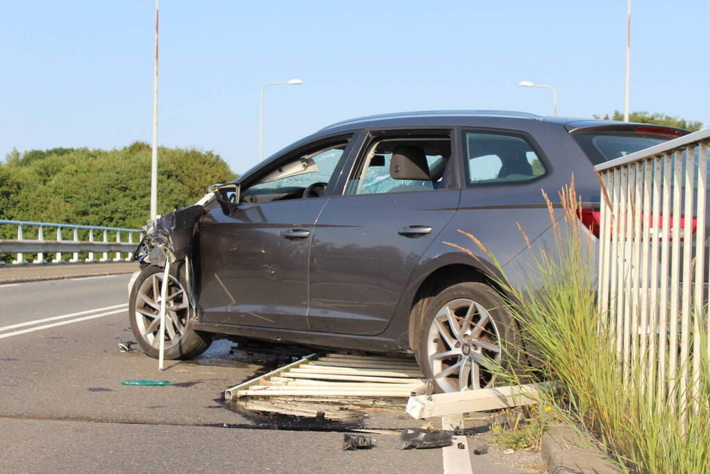 Ravage nadat auto door hekwerk heen boort