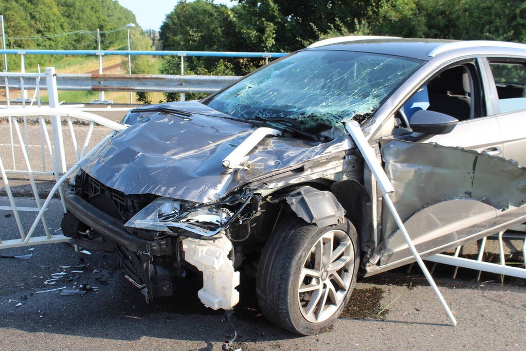 Ravage nadat auto door hekwerk heen boort