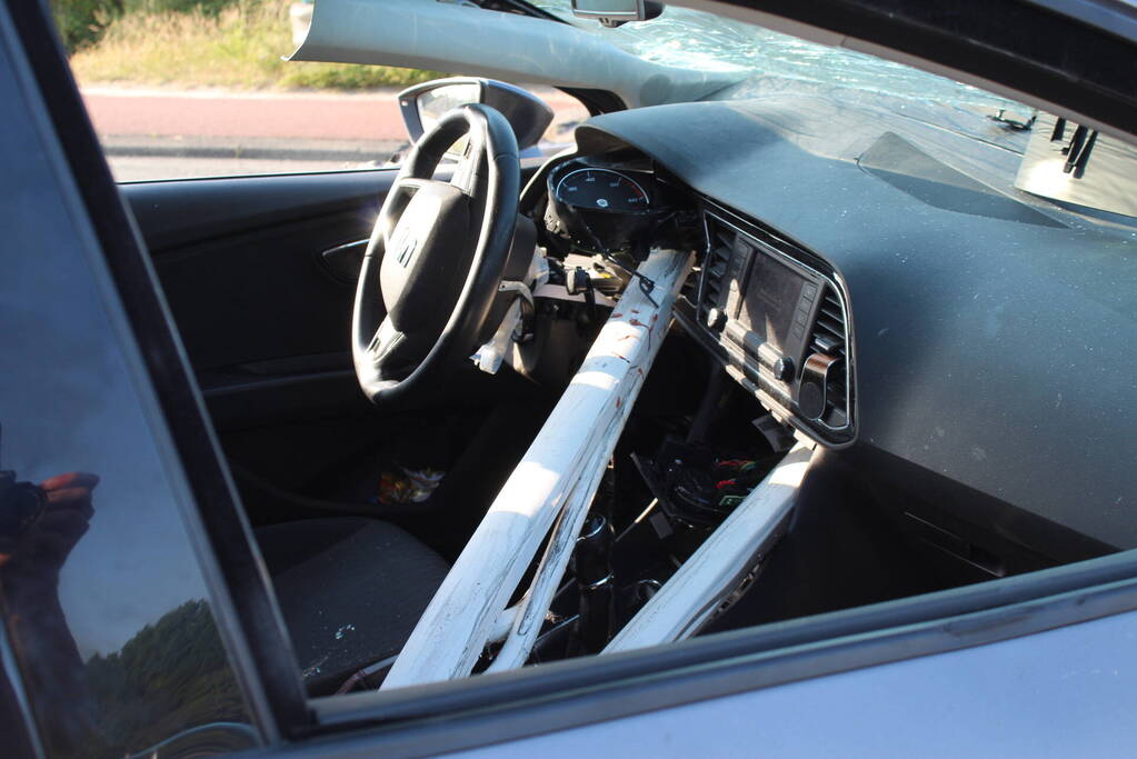 Ravage nadat auto door hekwerk heen boort