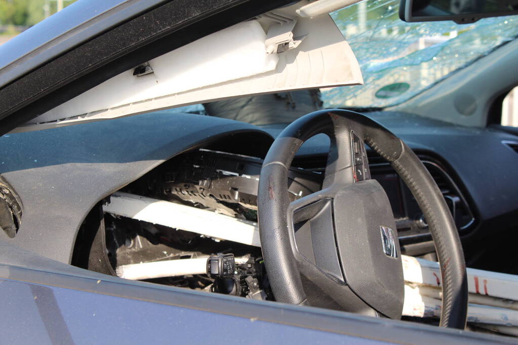 Ravage nadat auto door hekwerk heen boort