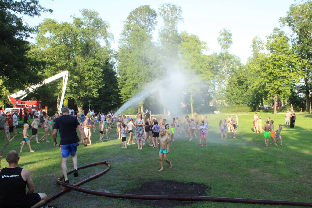 Brandweer helpt jeugd afkoelen