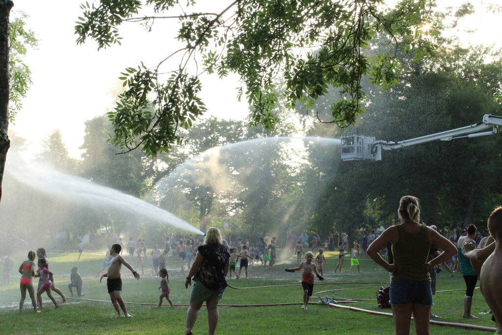 Brandweer helpt jeugd afkoelen