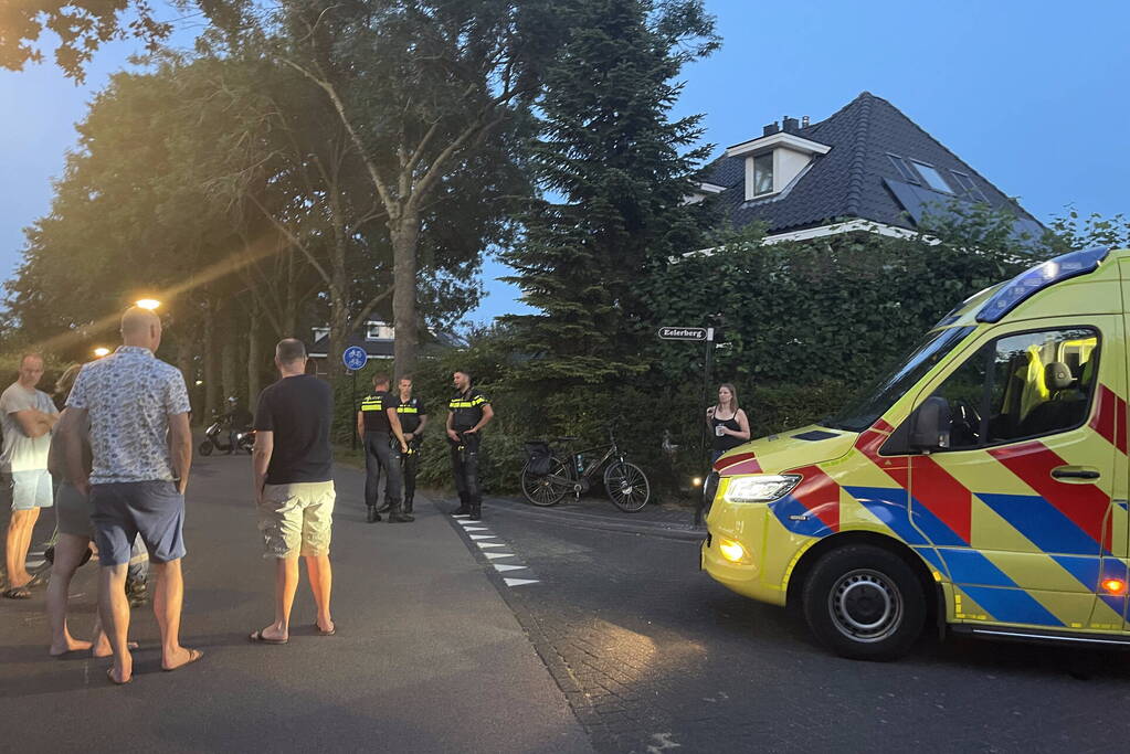 Scooterrijder en stepper botsen op kruising op fietspad