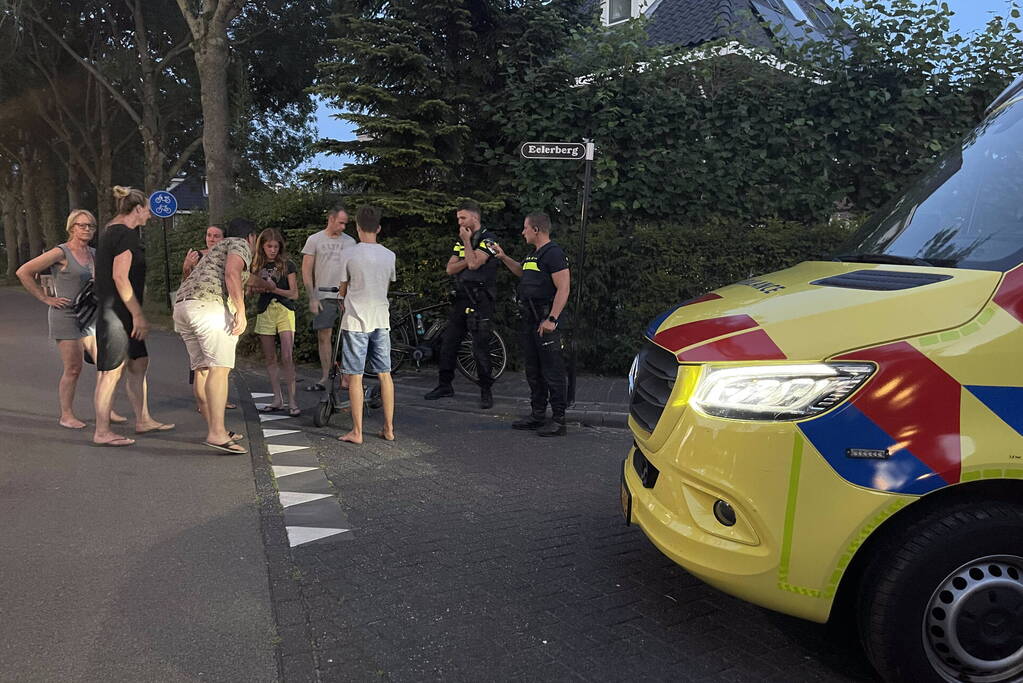 Scooterrijder en stepper botsen op kruising op fietspad