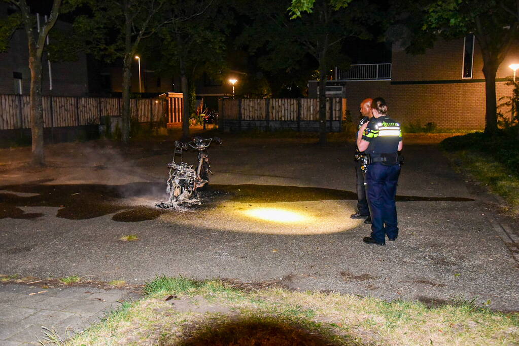 Agenten blussen scooter scooterbrand