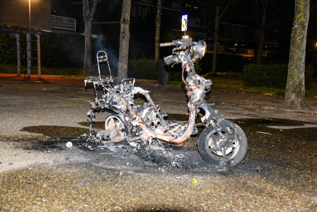 Agenten blussen scooter scooterbrand