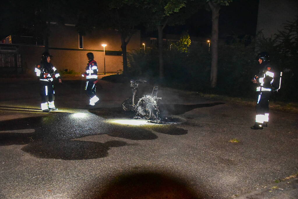 Agenten blussen scooter scooterbrand