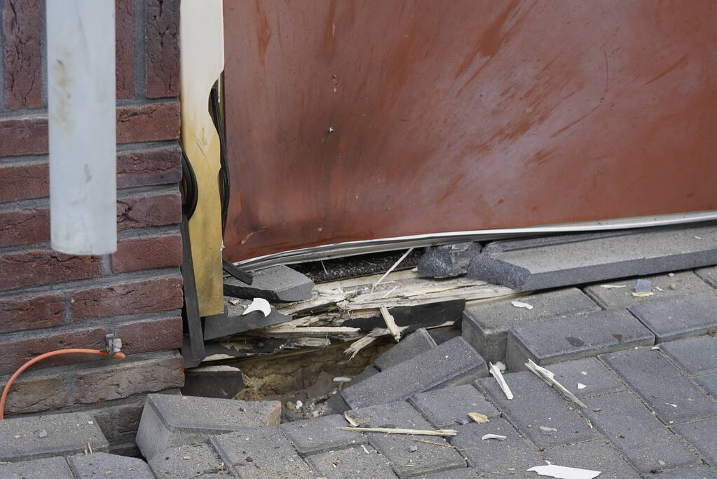 Explosief ontploft bij voordeur van woning