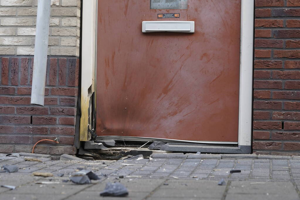 Explosief ontploft bij voordeur van woning