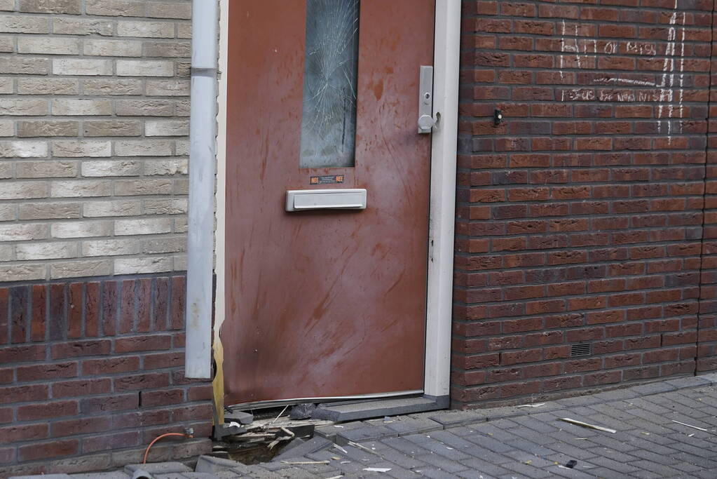 Explosief ontploft bij voordeur van woning