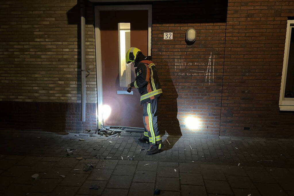 Explosief ontploft bij voordeur van woning