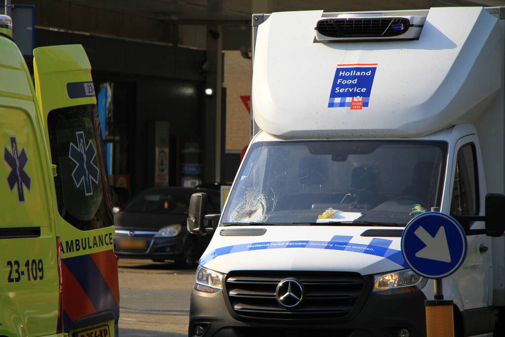 Persoon gewond bij aanrijding door bakwagen