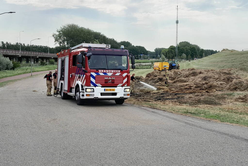 Brandweer blust opnieuw brand in hooibalen