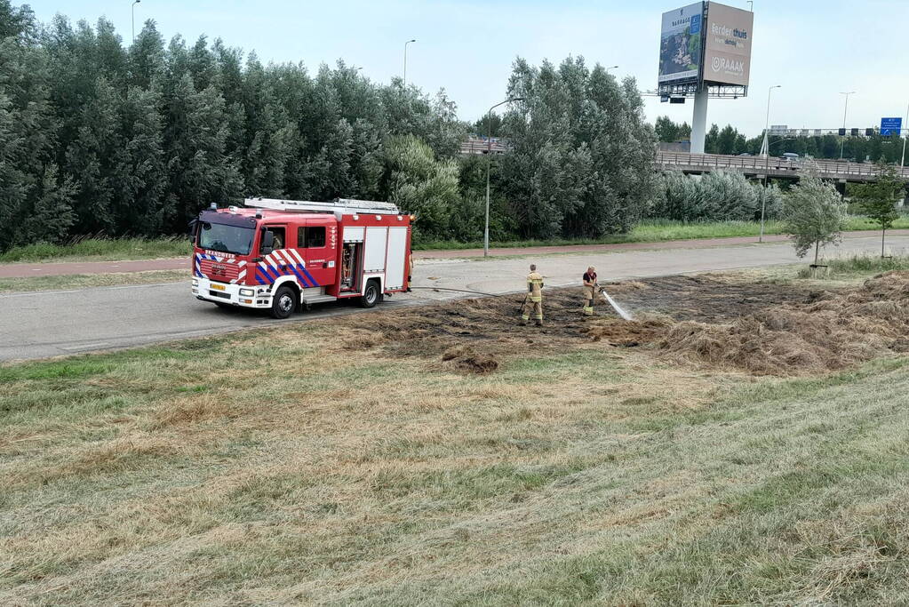 Brandweer blust opnieuw brand in hooibalen