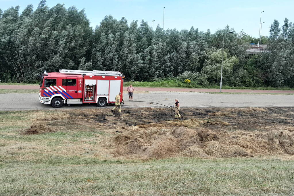 Brandweer blust opnieuw brand in hooibalen