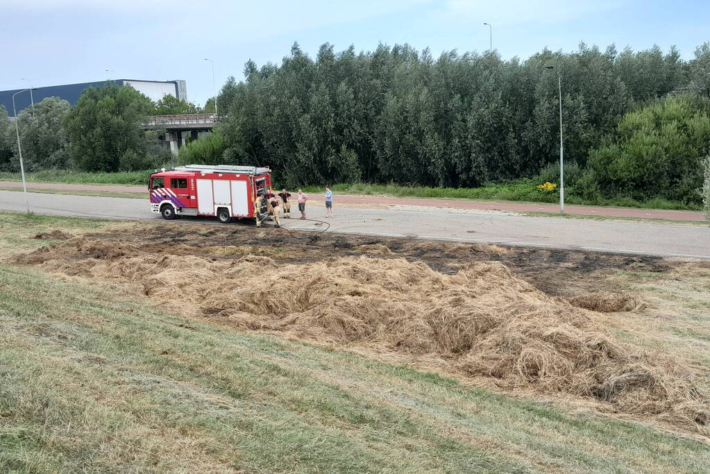 Brandweer blust opnieuw brand in hooibalen