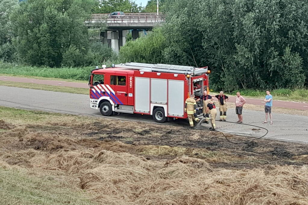 Brandweer blust opnieuw brand in hooibalen