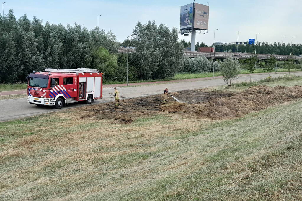 Brandweer blust opnieuw brand in hooibalen