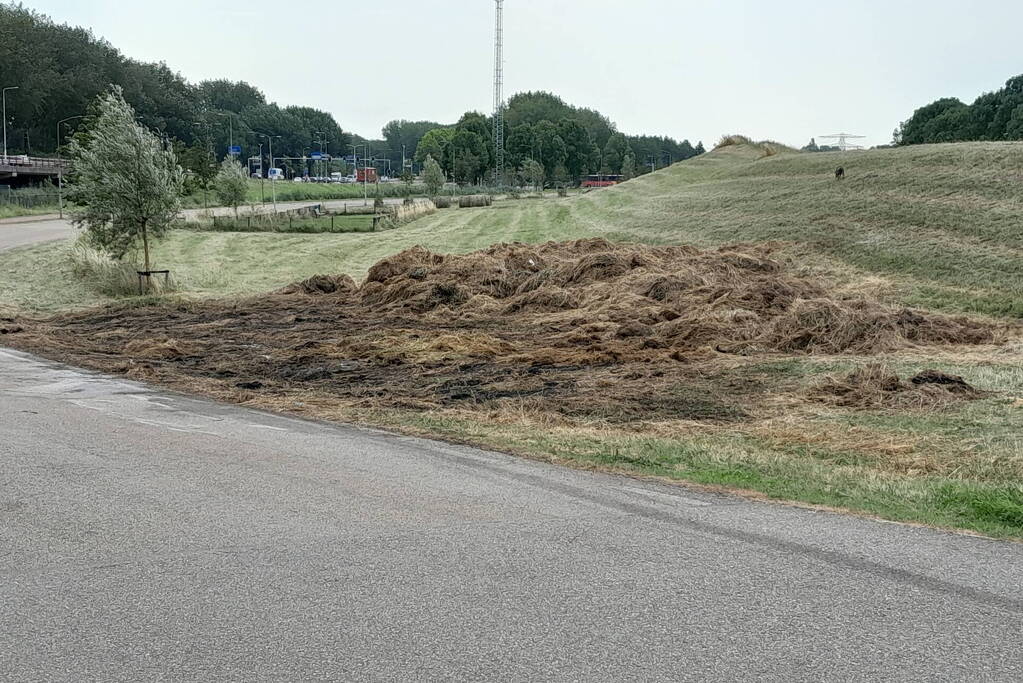 Brandweer blust opnieuw brand in hooibalen