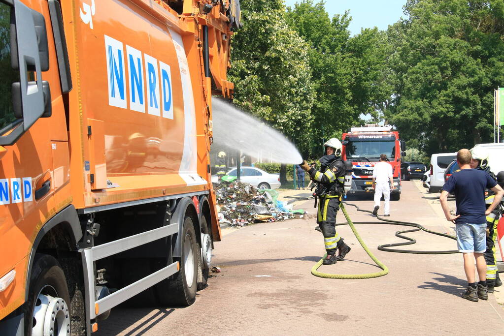 Lading vuilniswagen vat vlam