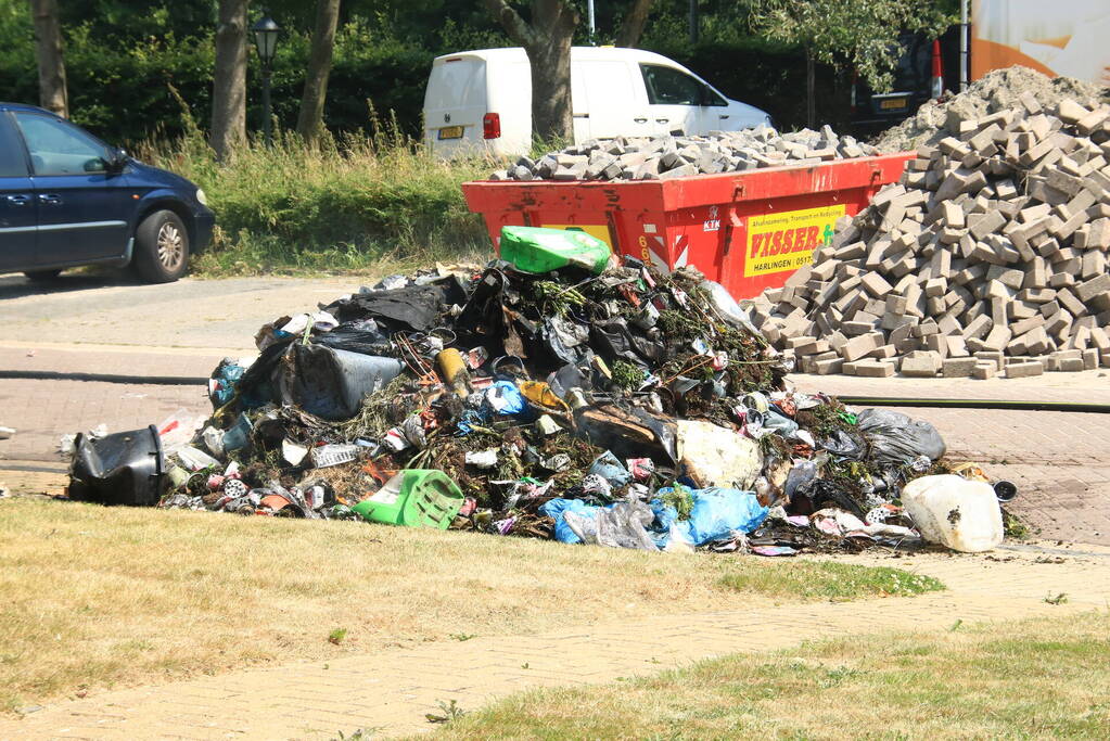 Lading vuilniswagen vat vlam