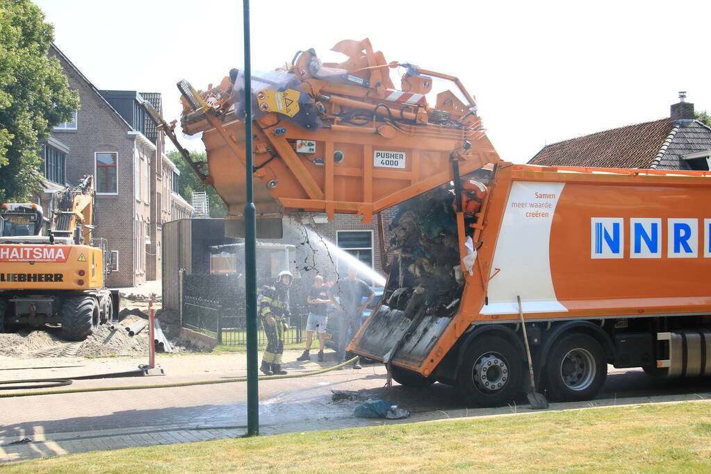 Lading vuilniswagen vat vlam