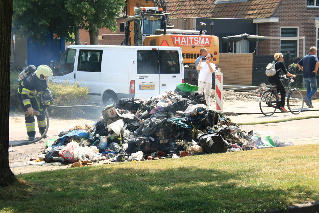 Lading vuilniswagen vat vlam