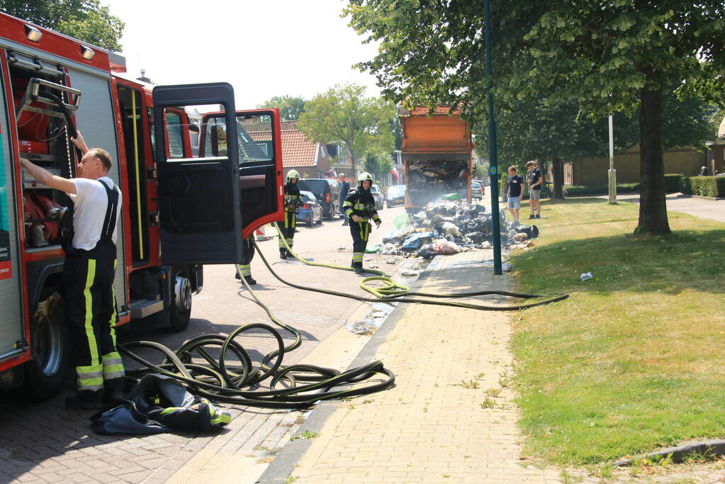 Lading vuilniswagen vat vlam