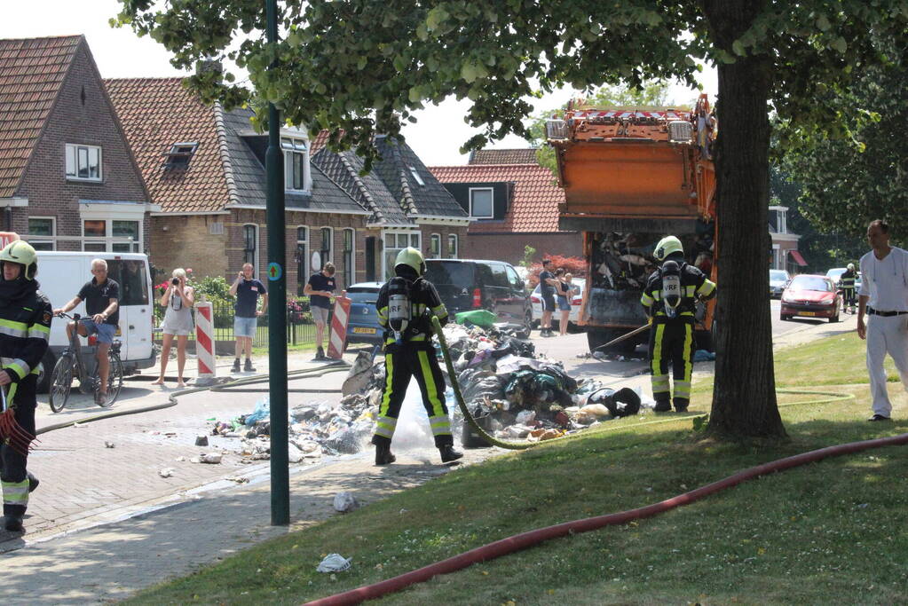 Lading vuilniswagen vat vlam