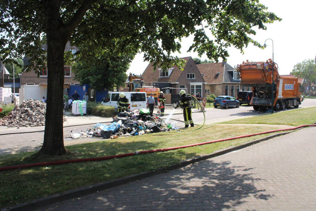 Lading vuilniswagen vat vlam