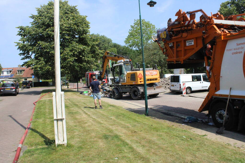 Lading vuilniswagen vat vlam