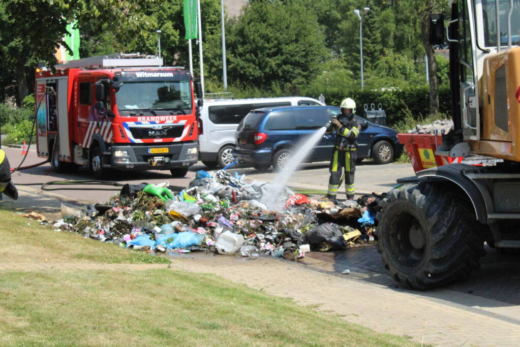 Lading vuilniswagen vat vlam