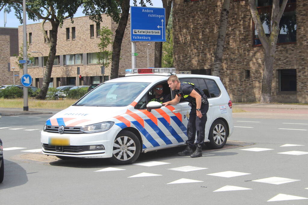 Vrouw op scooter gewond bij botsing met auto