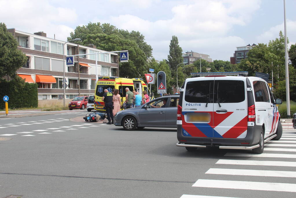Vrouw op scooter gewond bij botsing met auto