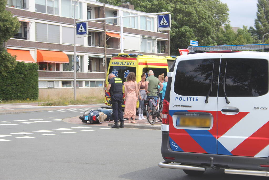 Vrouw op scooter gewond bij botsing met auto