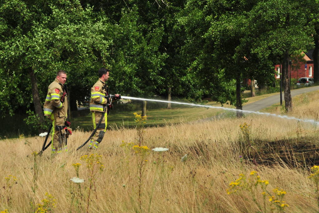 Voorbijrijdende brandweer ontdekt heidebrand