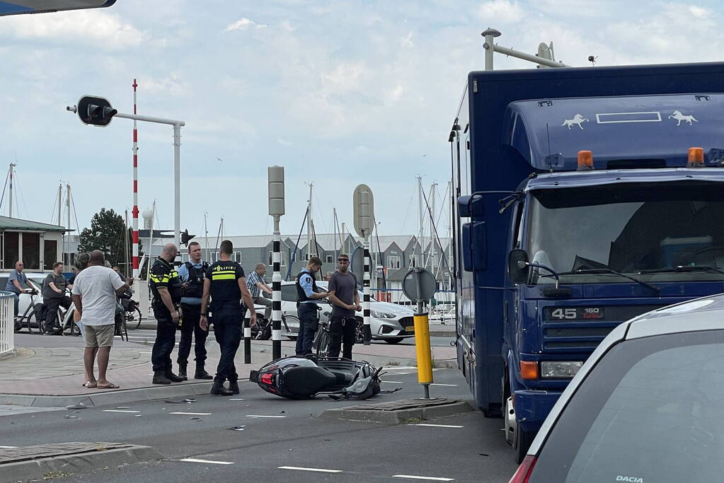 Scooterrijder in botsing met vrachtwagen
