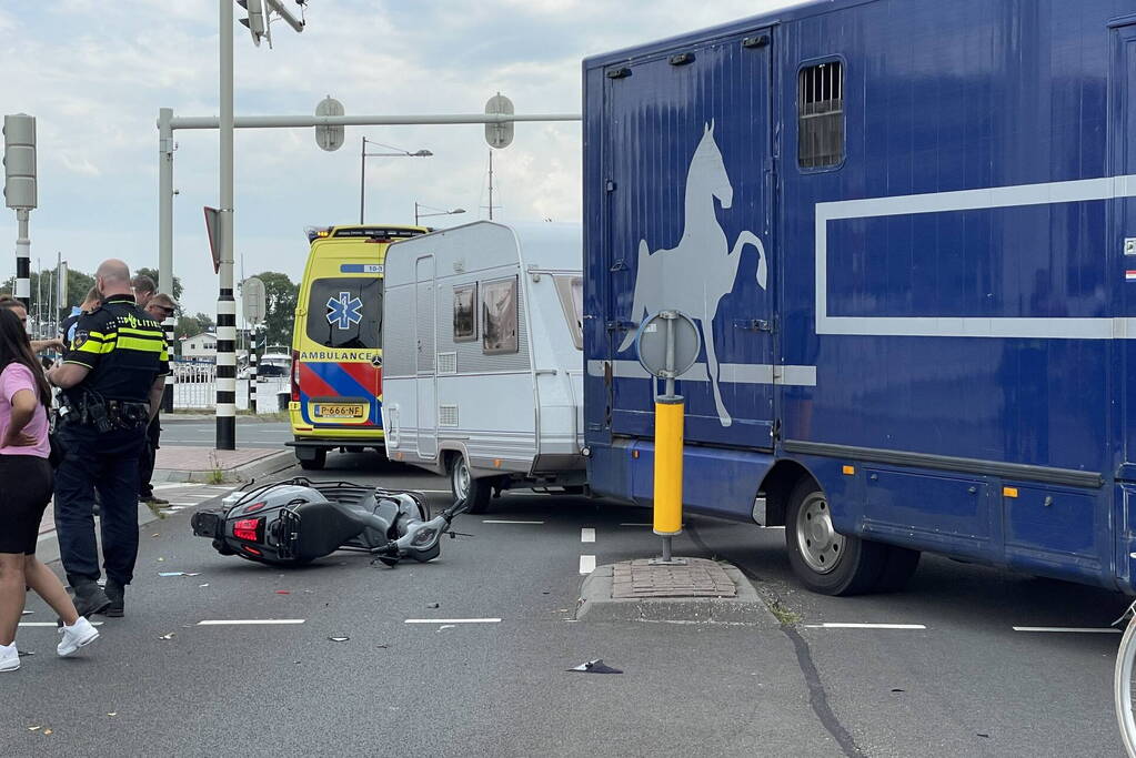 Scooterrijder in botsing met vrachtwagen