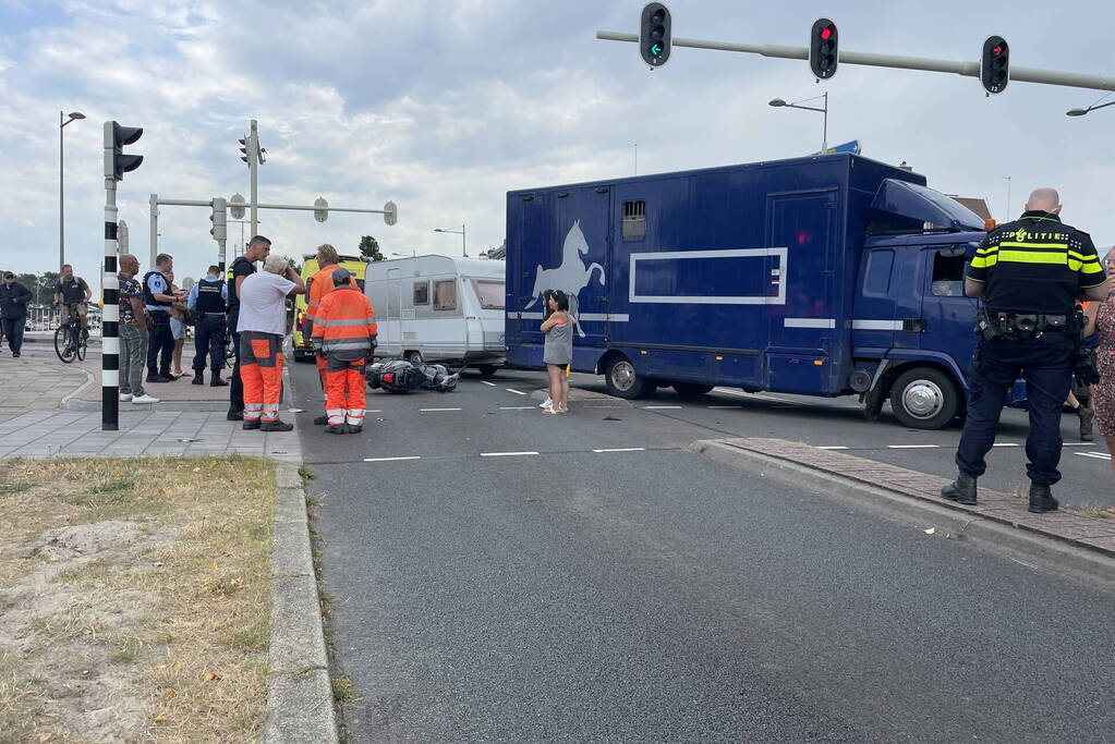 Scooterrijder in botsing met vrachtwagen