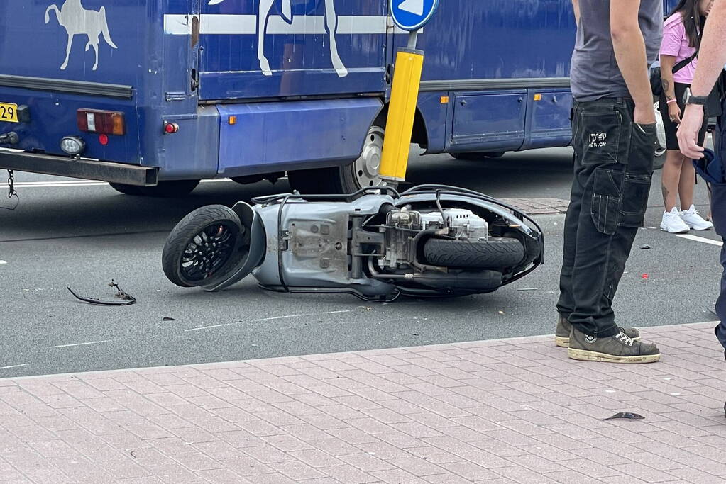 Scooterrijder in botsing met vrachtwagen