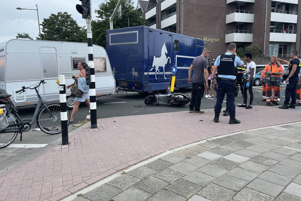 Scooterrijder in botsing met vrachtwagen